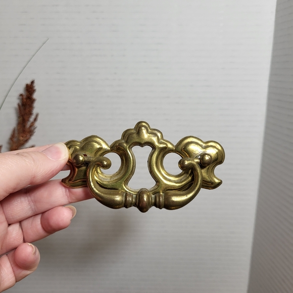 Vintage ILCO Unican Batwing Cutout Drop Bail Brass Drawer Pulls and Key Plate - Picture 9 of 16